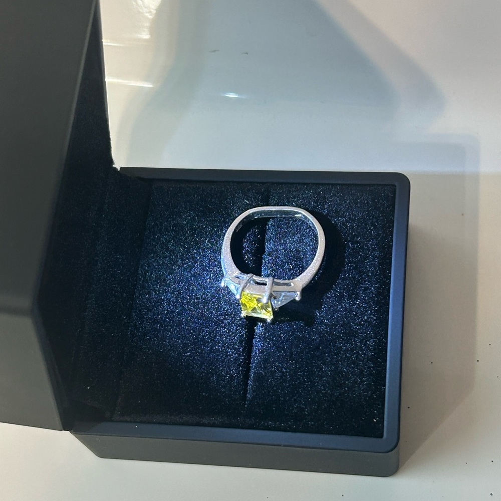 Elegant Silver and Yellow Gemstone Ring - Picture 2 of 3